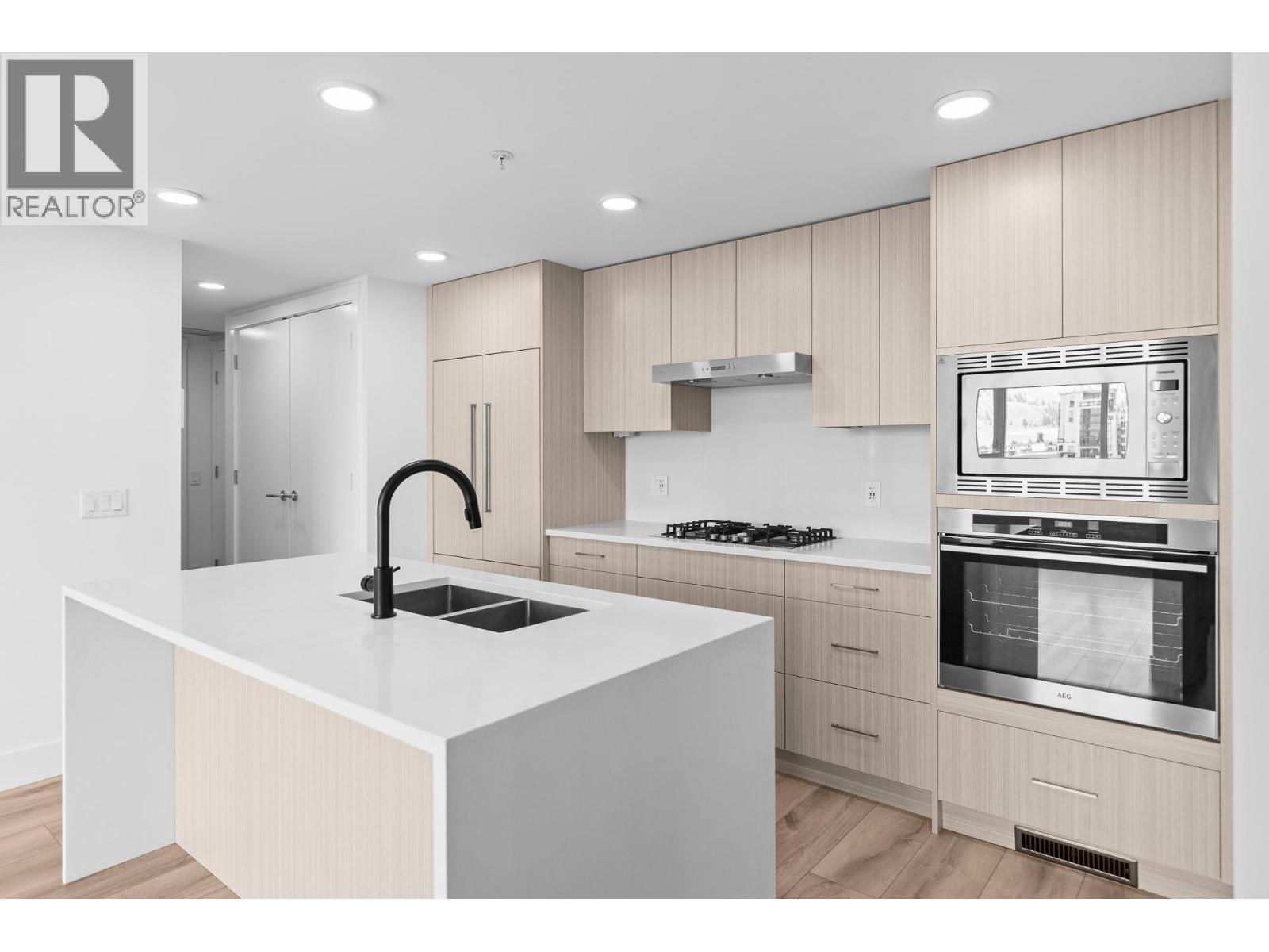 1588 Ellis Street Unit# 1101, Kelowna, BC - Indoor Photo Showing Kitchen With Double Sink With Upgraded Kitchen
