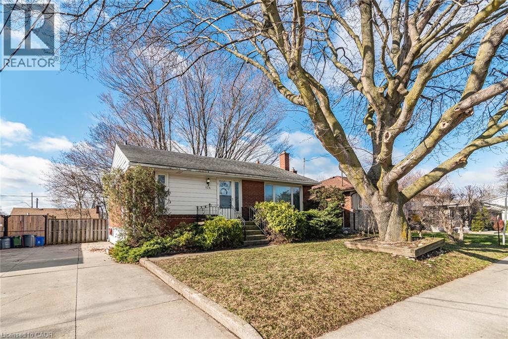 Bungalow-style home with brick siding and a front yard - 124 Broker Drive, Hamilton, ON