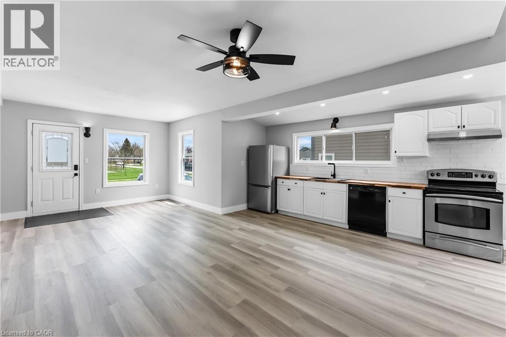 20 Lloyd Street, St. Catharines, ON - Indoor Photo Showing Kitchen