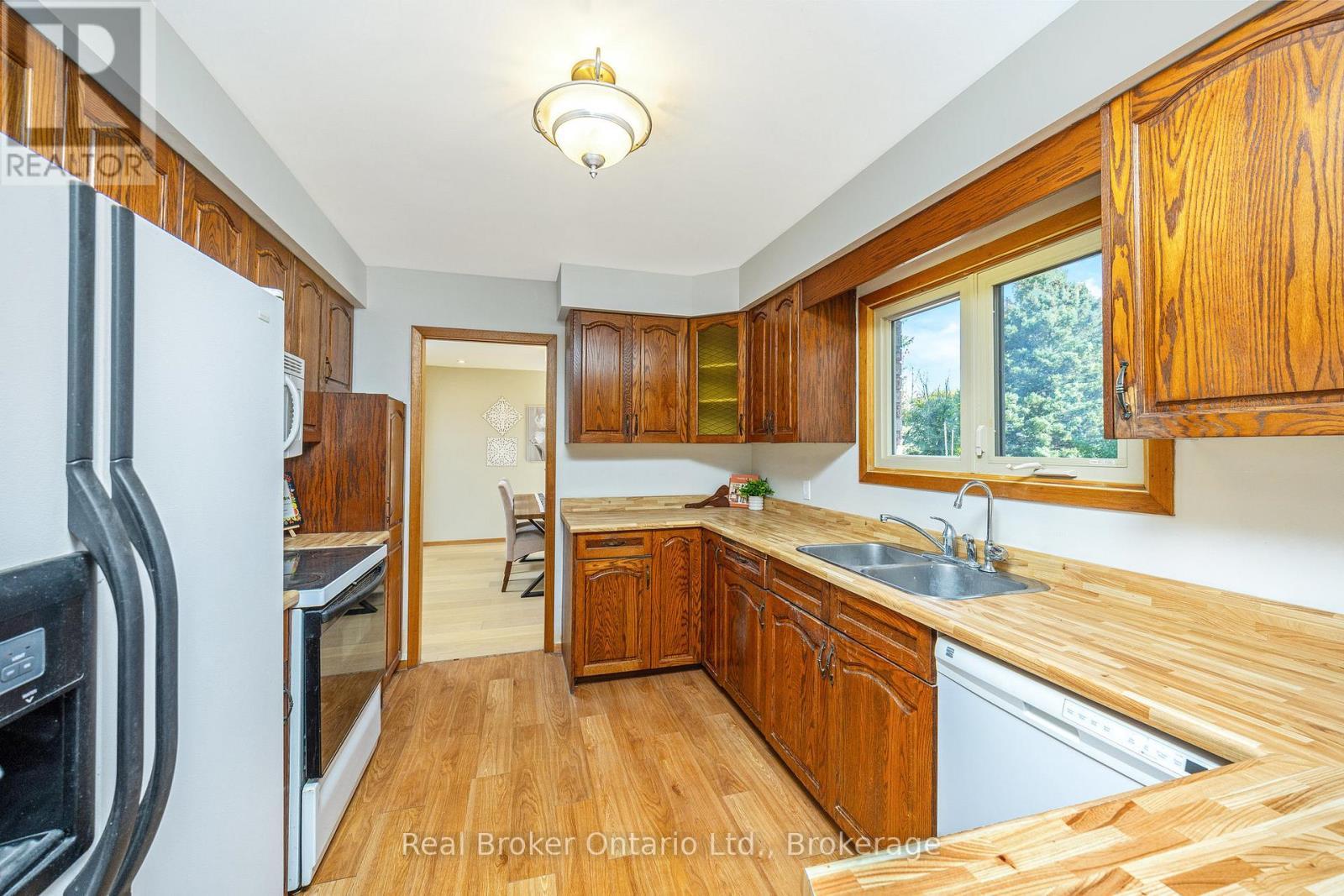 8759 Wellington 124 Road, Erin, ON - Indoor Photo Showing Kitchen With Double Sink
