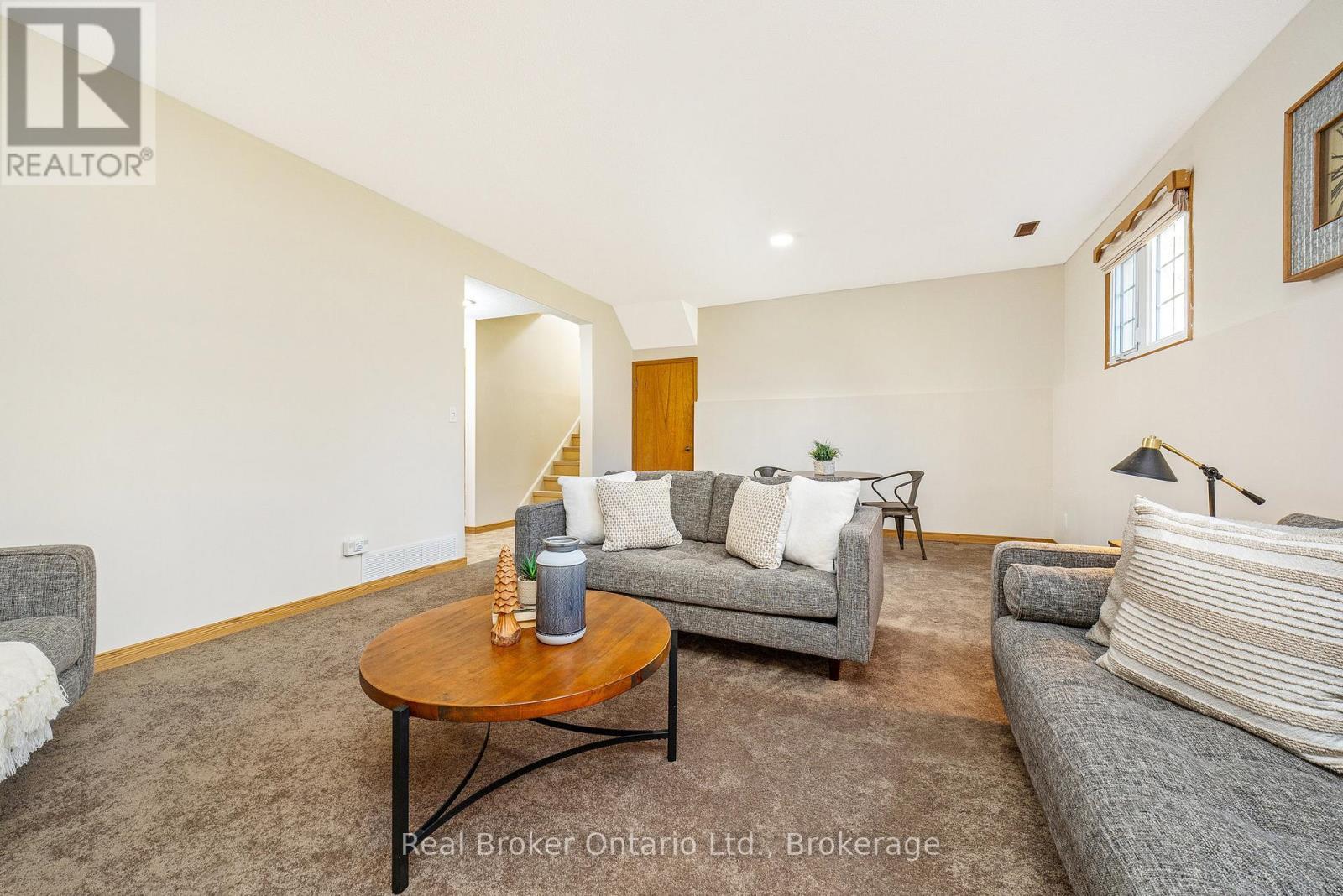 8759 Wellington 124 Road, Erin, ON - Indoor Photo Showing Living Room
