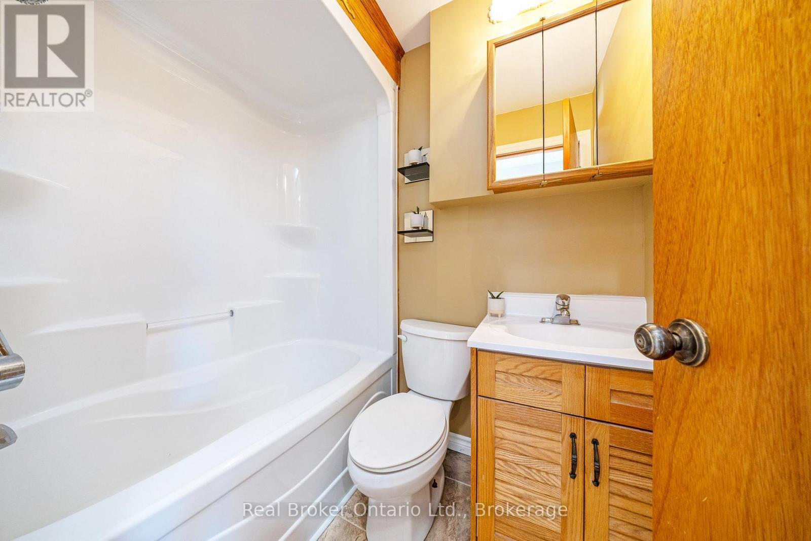 8759 Wellington 124 Road, Erin, ON - Indoor Photo Showing Bathroom