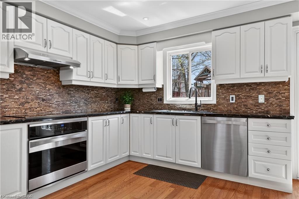 734 Brigadoon Drive, Hamilton, ON - Indoor Photo Showing Kitchen With Upgraded Kitchen