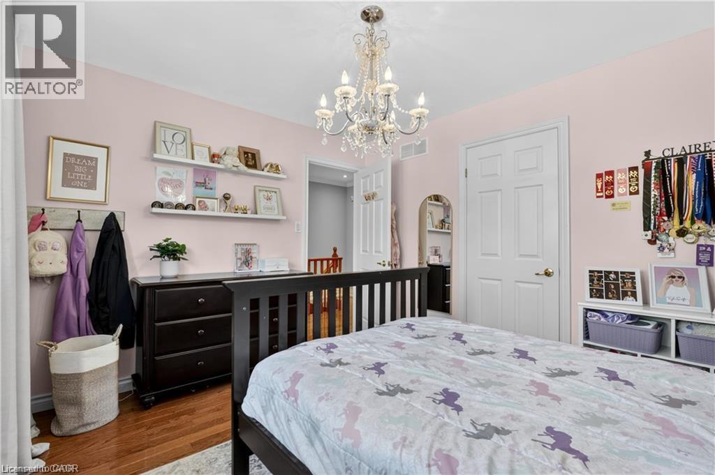 734 Brigadoon Drive, Hamilton, ON - Indoor Photo Showing Bedroom
