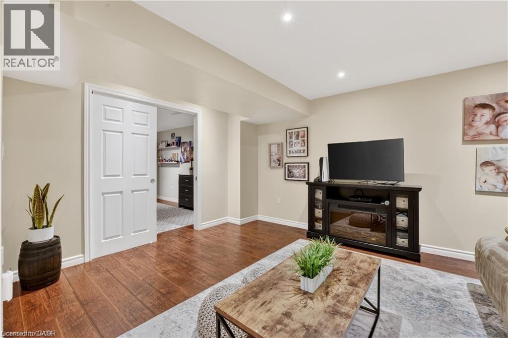 734 Brigadoon Drive, Hamilton, ON - Indoor Photo Showing Living Room