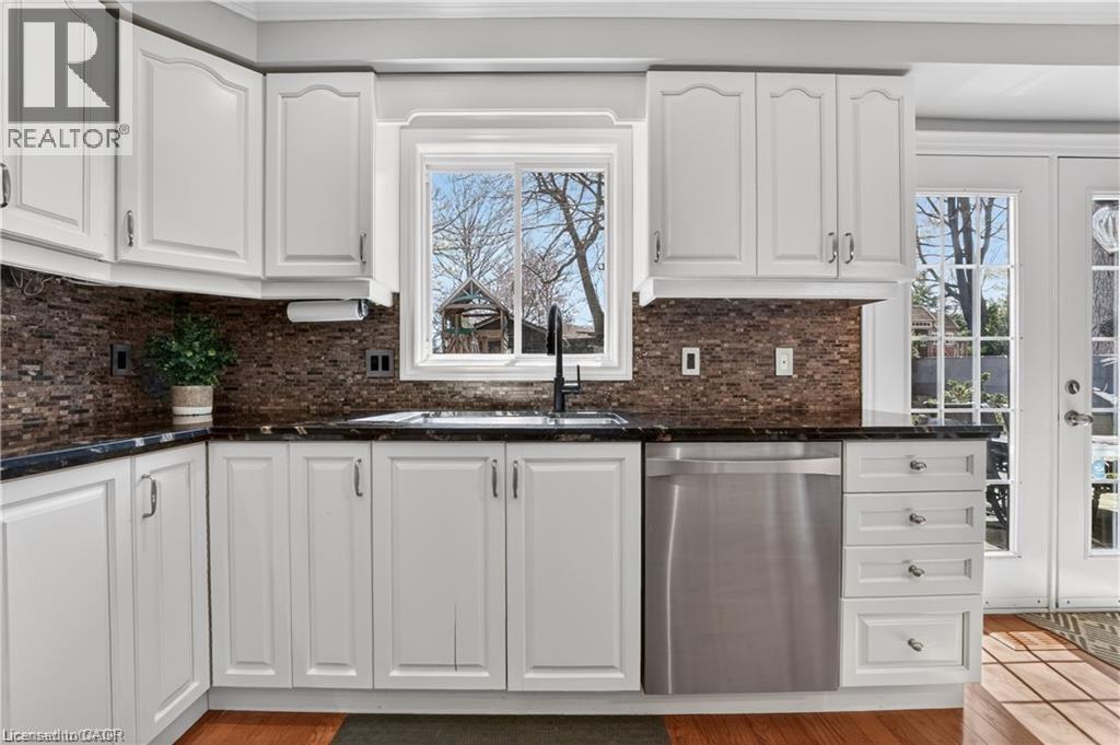 734 Brigadoon Drive, Hamilton, ON - Indoor Photo Showing Kitchen With Upgraded Kitchen