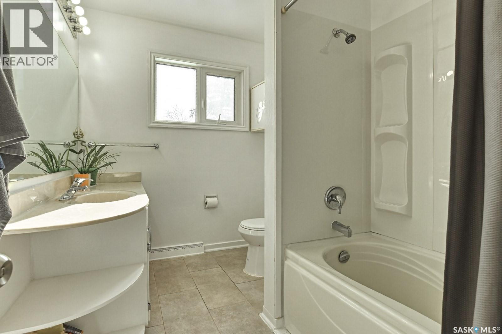 1321 Jubilee Avenue, Regina, SK - Indoor Photo Showing Bathroom