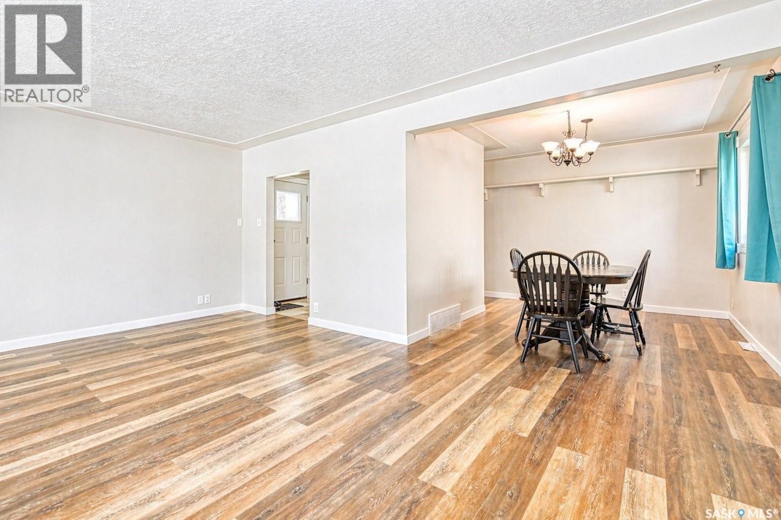 1321 Jubilee Avenue, Regina, SK - Indoor