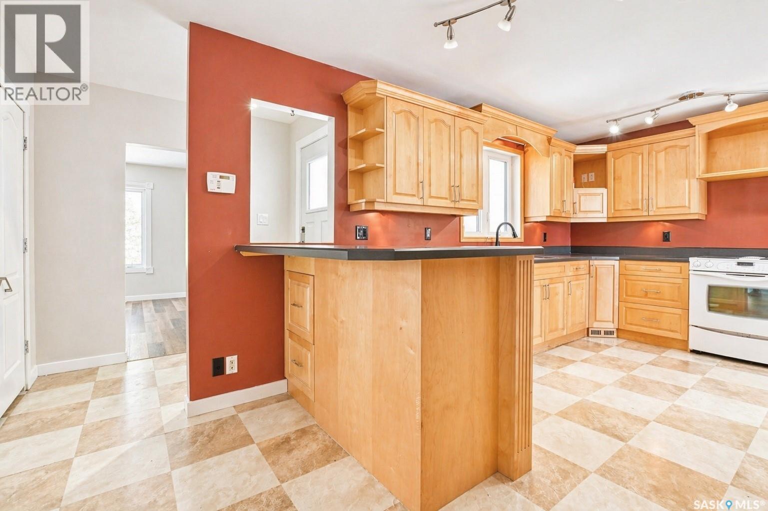 1321 Jubilee Avenue, Regina, SK - Indoor Photo Showing Kitchen
