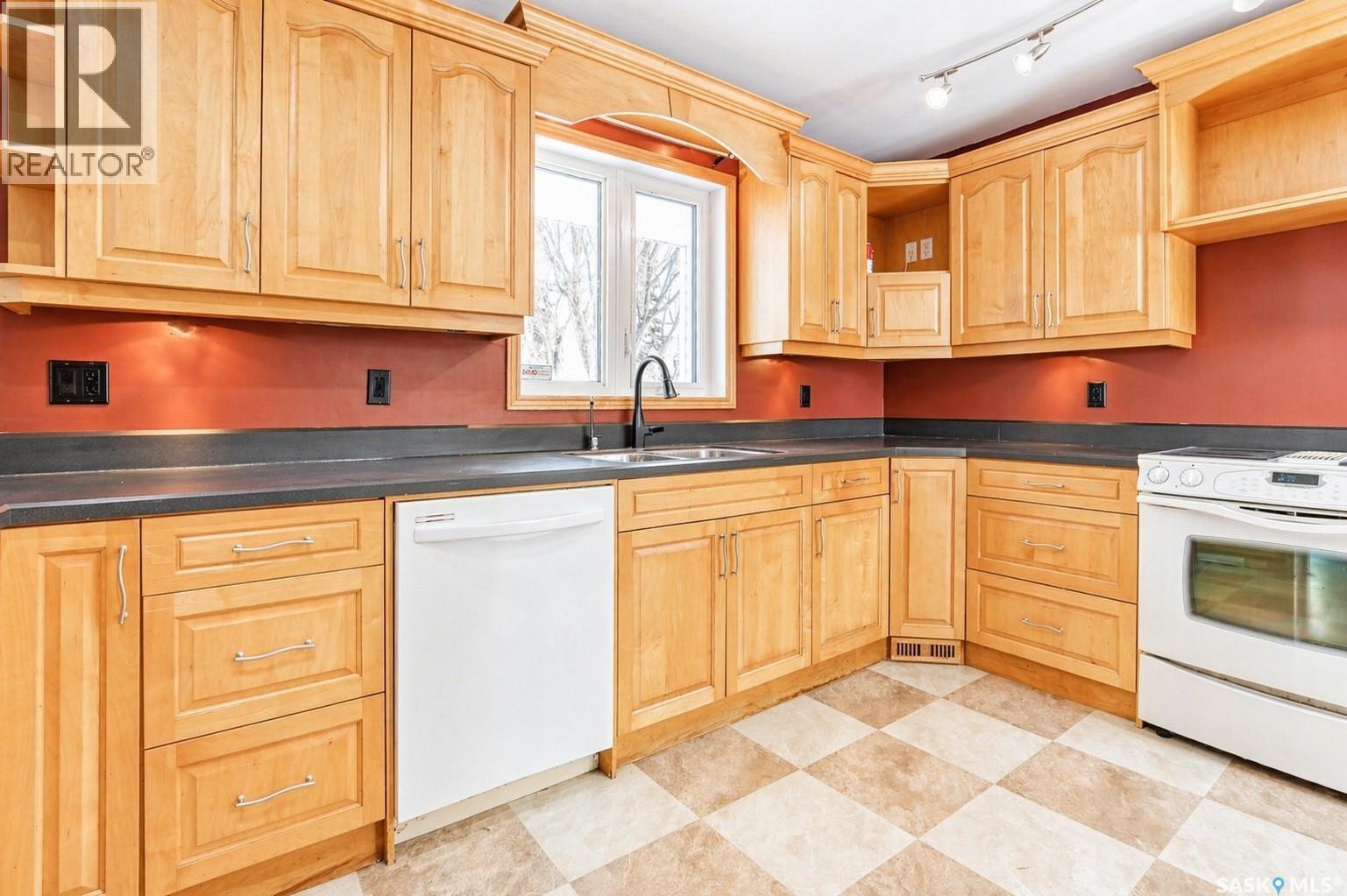 1321 Jubilee Avenue, Regina, SK - Indoor Photo Showing Kitchen With Double Sink