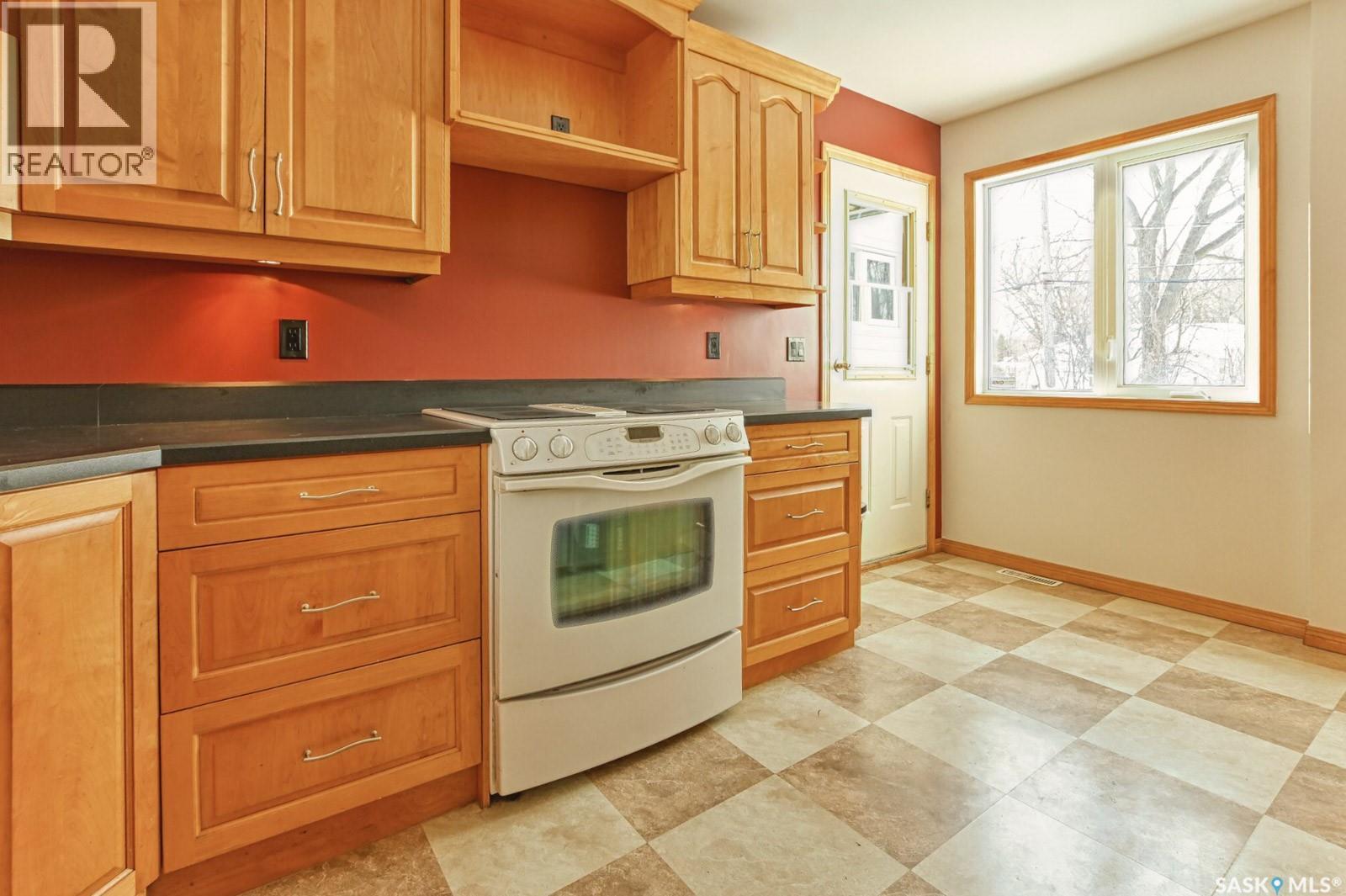 1321 Jubilee Avenue, Regina, SK - Indoor Photo Showing Kitchen