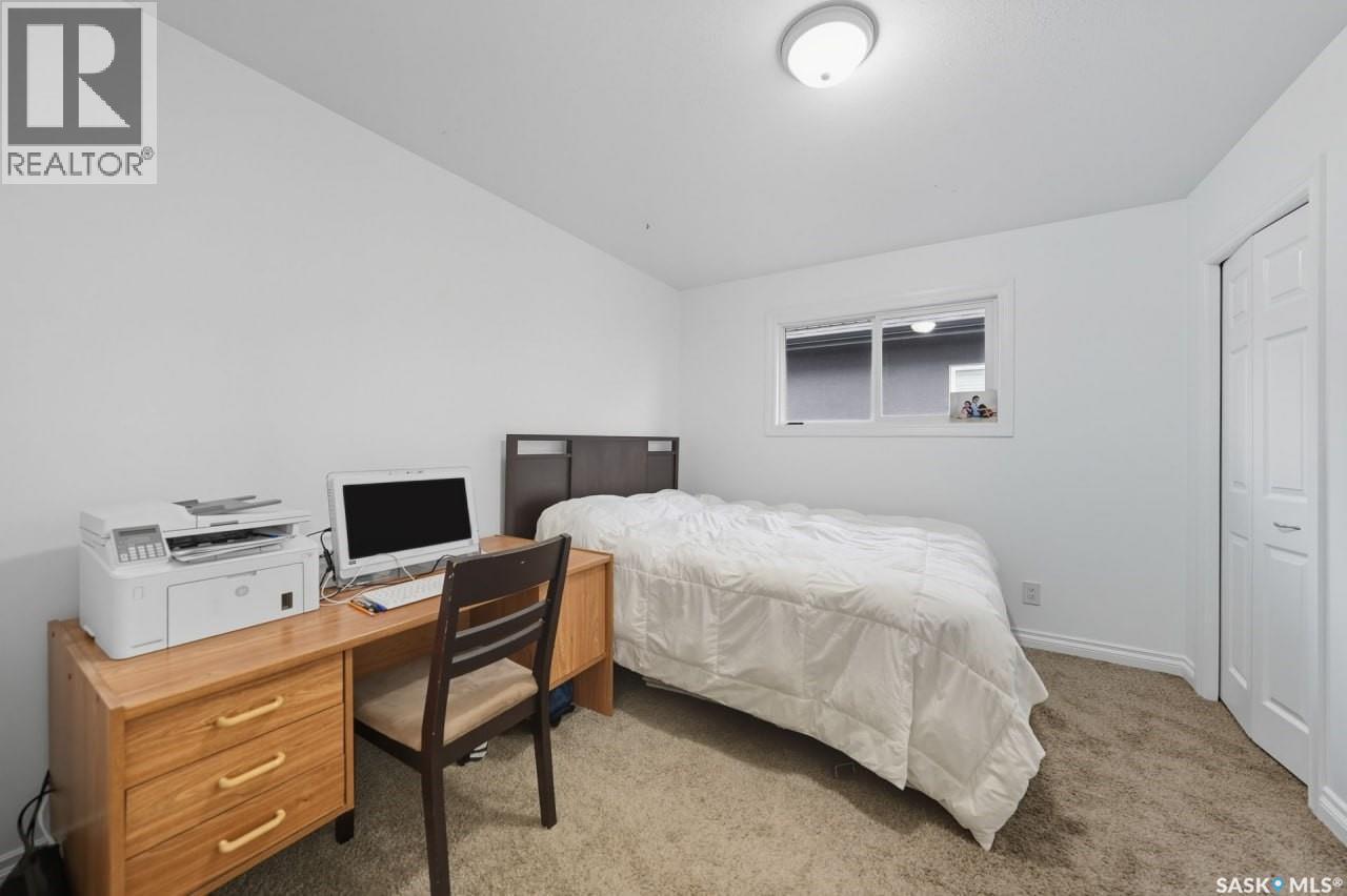 455 Hastings Crescent, Saskatoon, SK - Indoor Photo Showing Bedroom