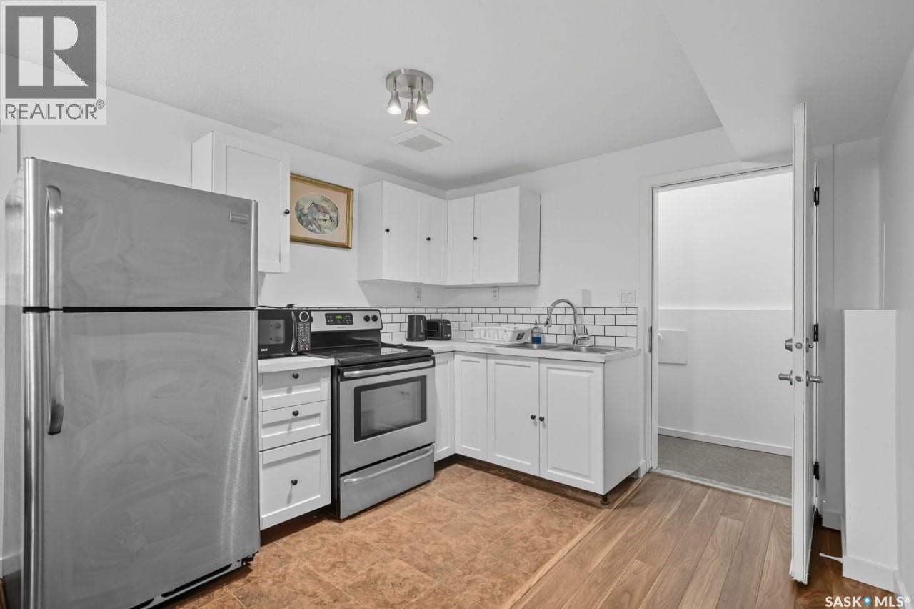 455 Hastings Crescent, Saskatoon, SK - Indoor Photo Showing Kitchen With Double Sink
