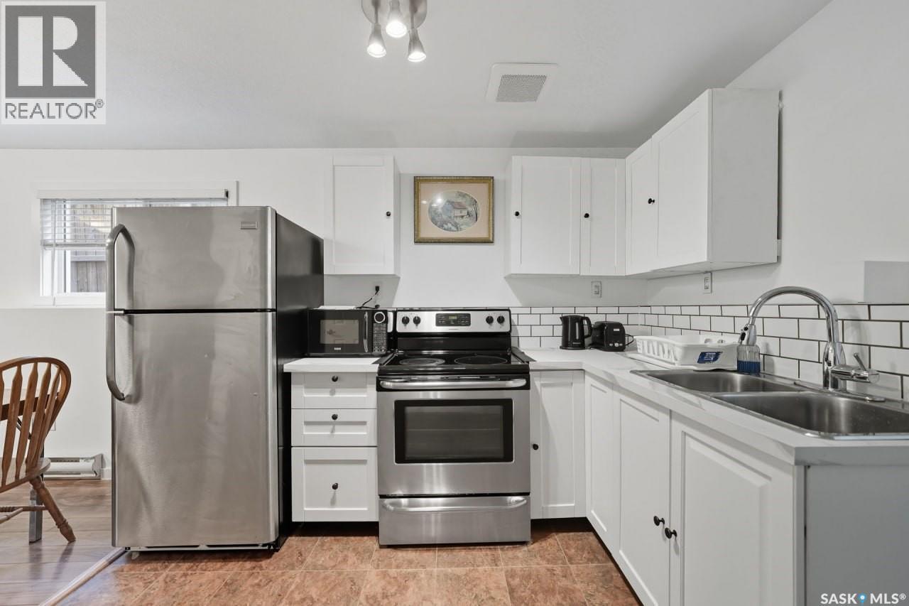 455 Hastings Crescent, Saskatoon, SK - Indoor Photo Showing Kitchen With Double Sink