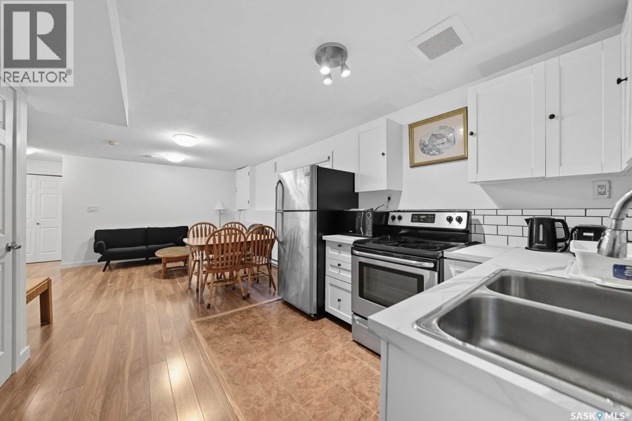 455 Hastings Crescent, Saskatoon, SK - Indoor Photo Showing Kitchen With Double Sink