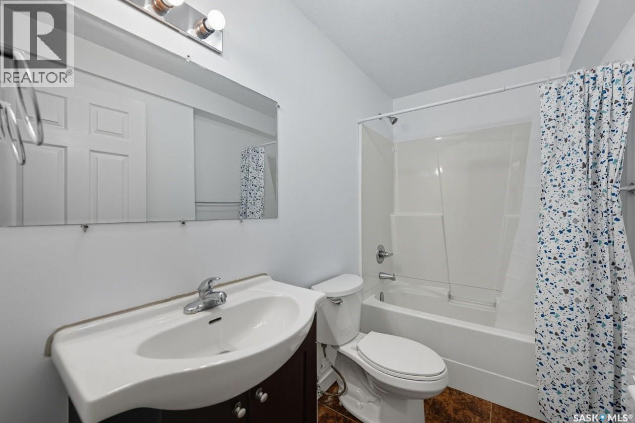 455 Hastings Crescent, Saskatoon, SK - Indoor Photo Showing Bathroom