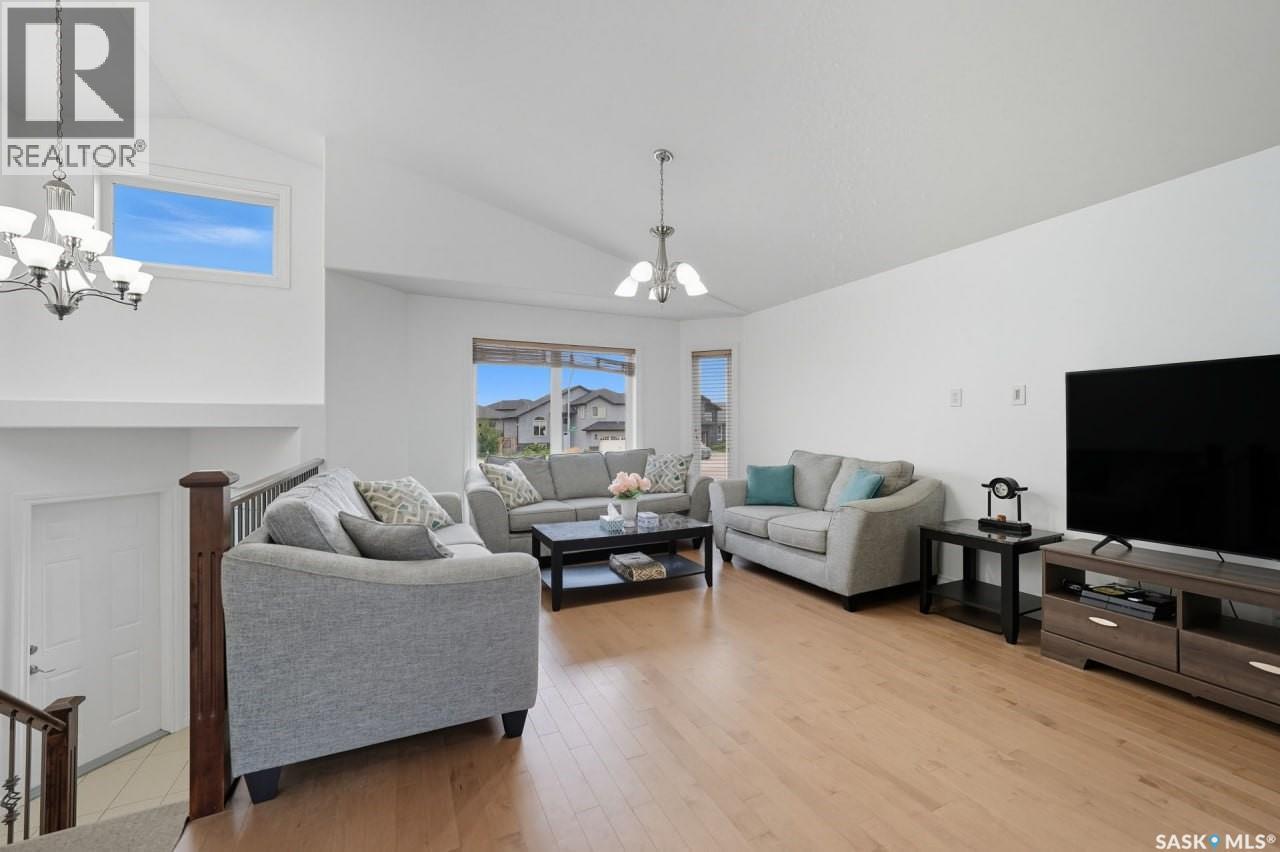 455 Hastings Crescent, Saskatoon, SK - Indoor Photo Showing Living Room