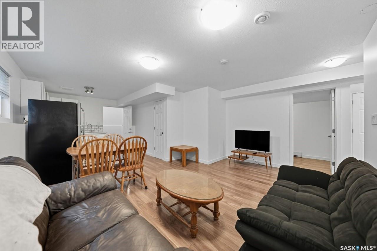 455 Hastings Crescent, Saskatoon, SK - Indoor Photo Showing Living Room