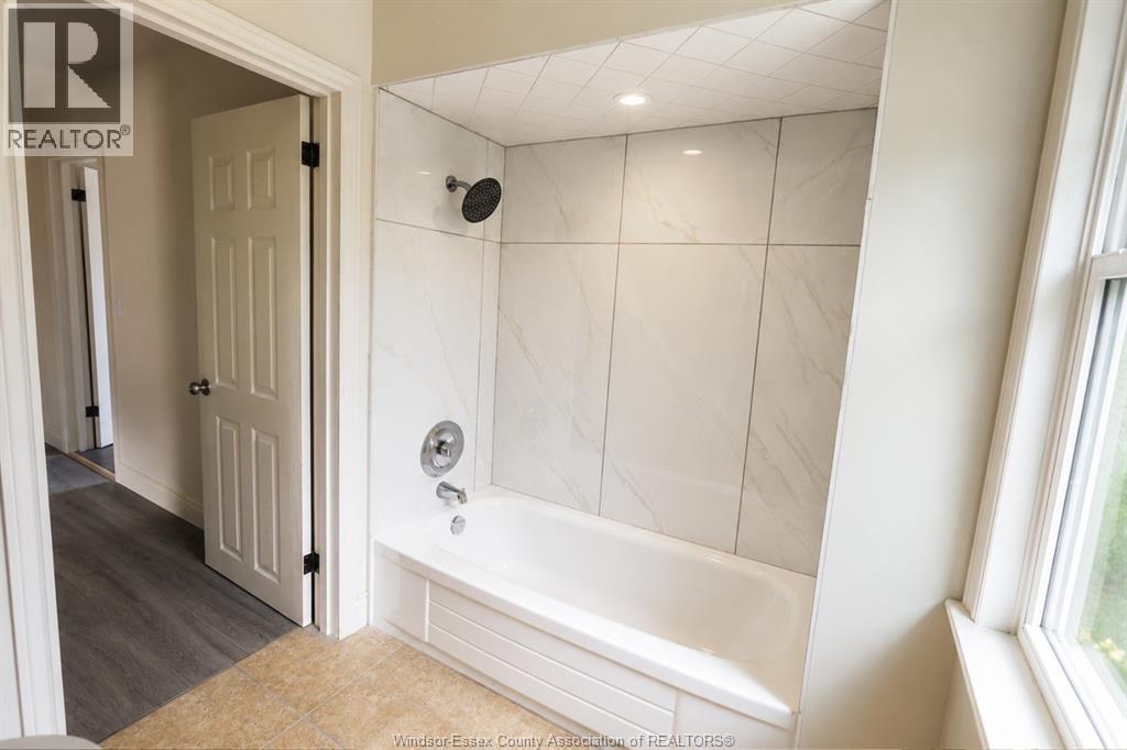 1430 Dougall, Windsor, ON - Indoor Photo Showing Bathroom