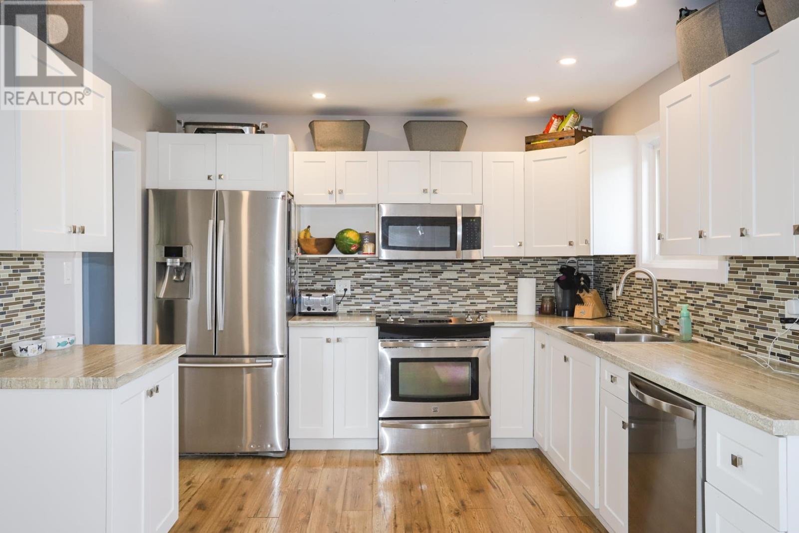 87 Murton Ave, Sault Ste. Marie, ON - Indoor Photo Showing Kitchen With Double Sink With Upgraded Kitchen