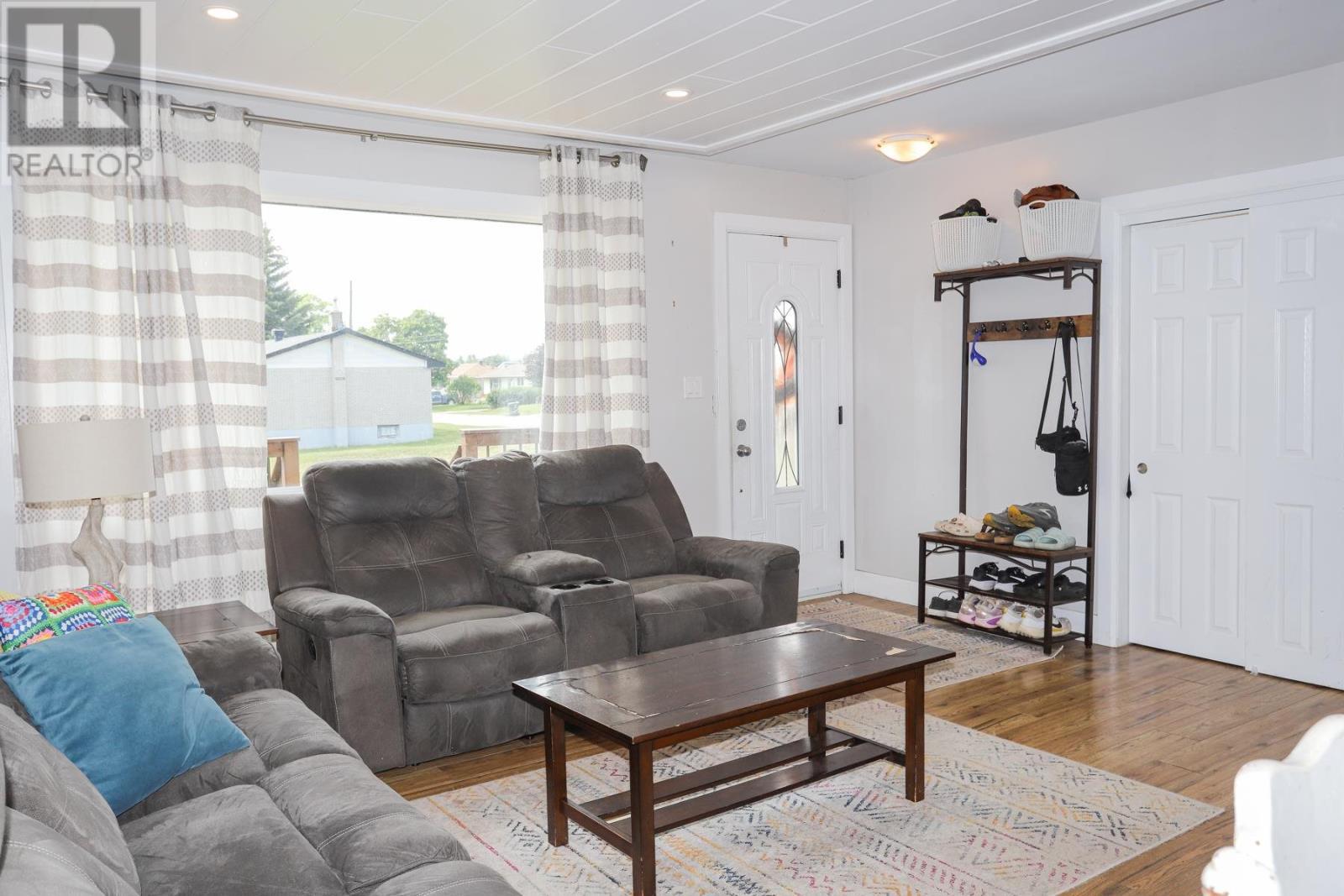 87 Murton Ave, Sault Ste. Marie, ON - Indoor Photo Showing Living Room