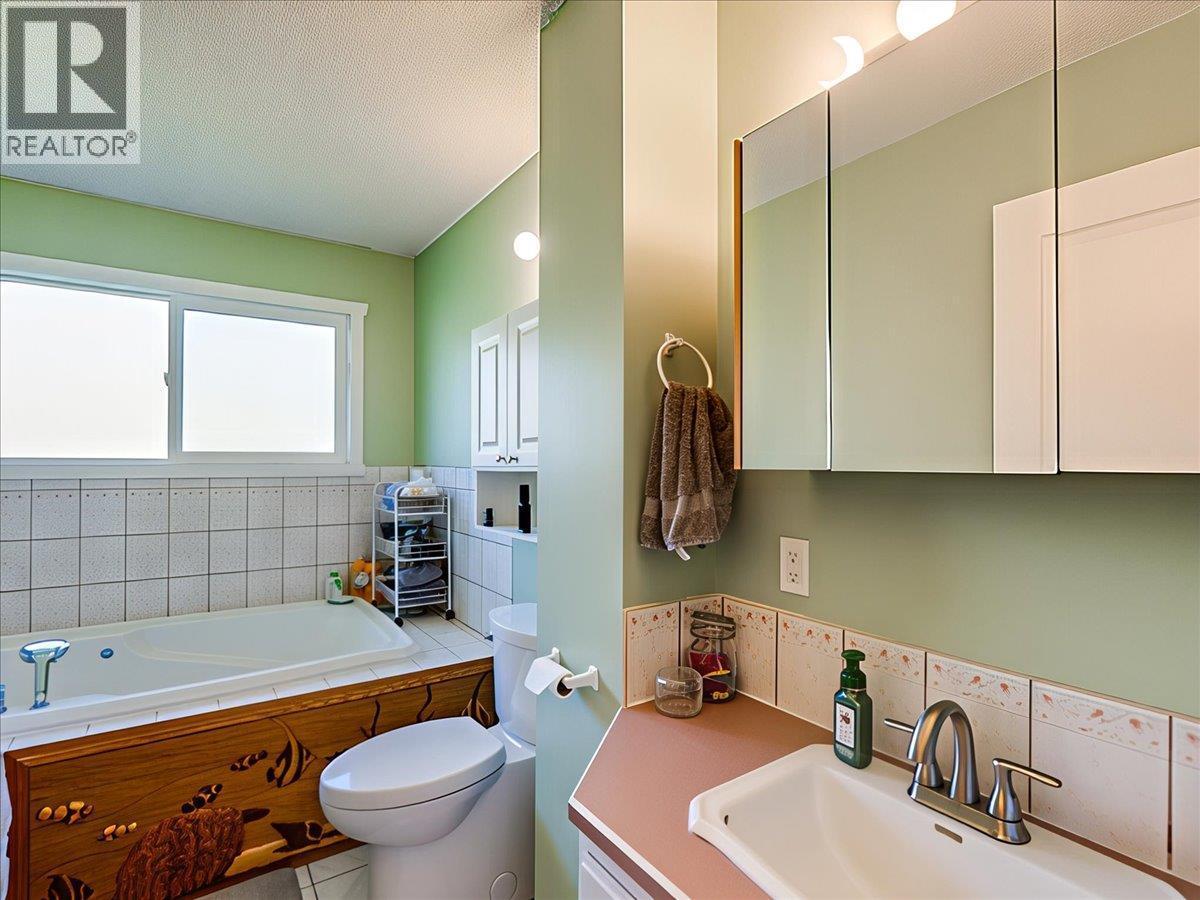 466 Second Avenue, Rivervale, BC - Indoor Photo Showing Bathroom