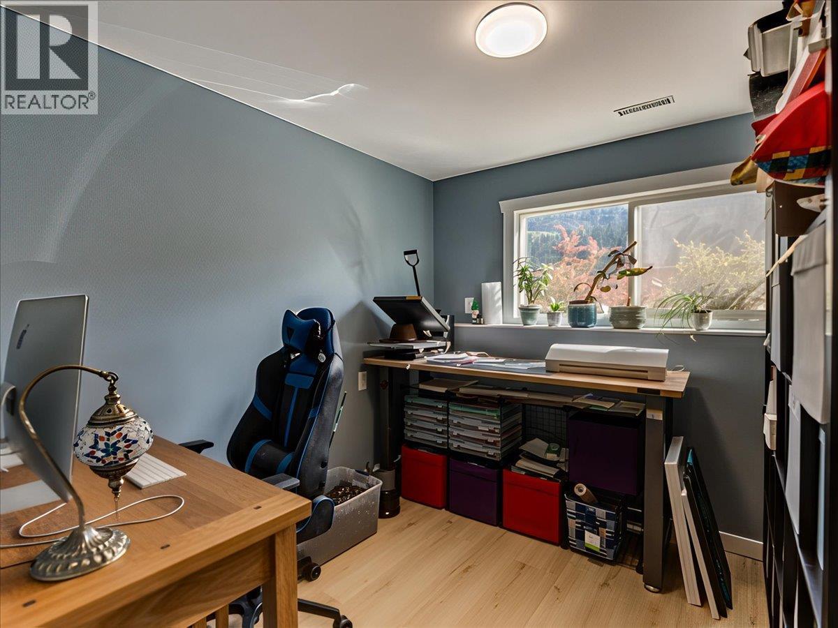 466 Second Avenue, Rivervale, BC - Indoor Photo Showing Office