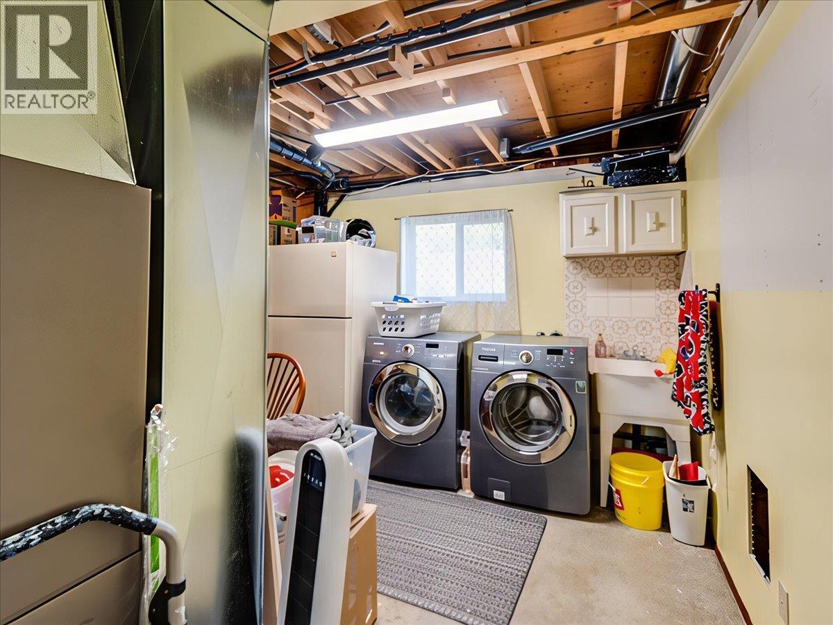 466 Second Avenue, Rivervale, BC - Indoor Photo Showing Laundry Room