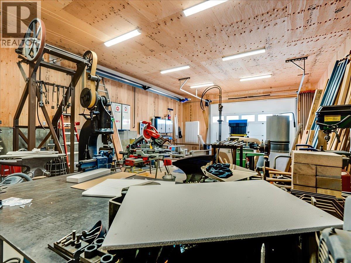 466 Second Avenue, Rivervale, BC - Indoor Photo Showing Gym Room