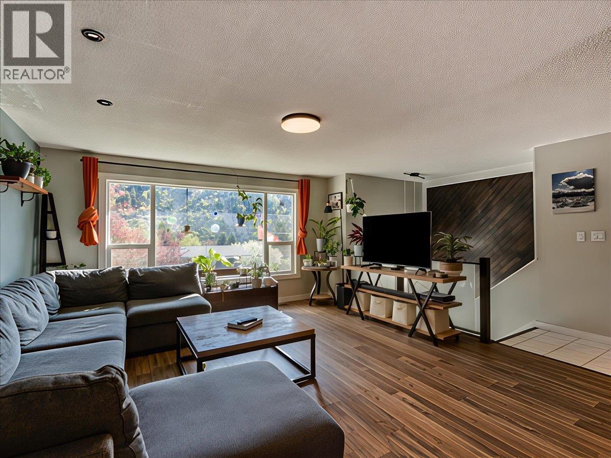 466 Second Avenue, Rivervale, BC - Indoor Photo Showing Living Room