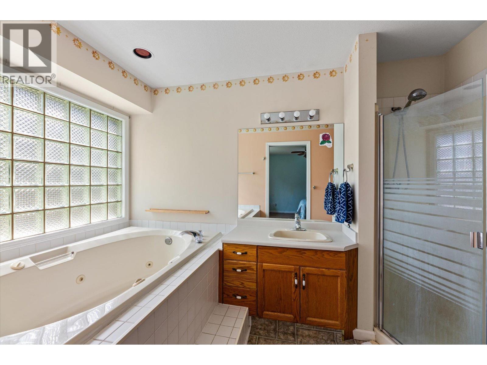 1881 Portland Place, Kelowna, BC - Indoor Photo Showing Bathroom