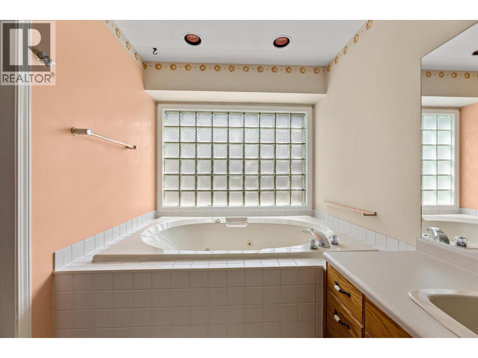 1881 Portland Place, Kelowna, BC - Indoor Photo Showing Bathroom