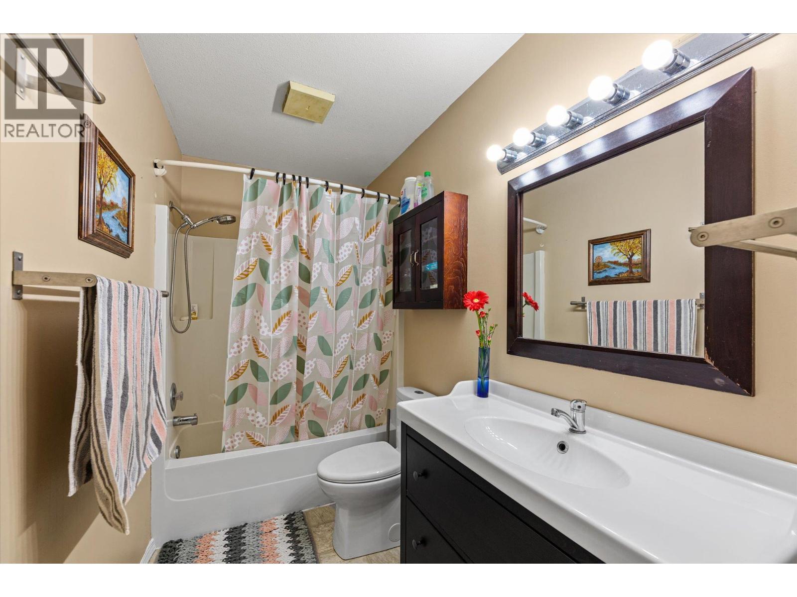 1881 Portland Place, Kelowna, BC - Indoor Photo Showing Bathroom