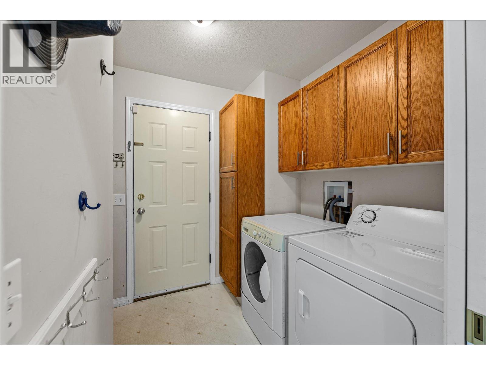 1881 Portland Place, Kelowna, BC - Indoor Photo Showing Laundry Room