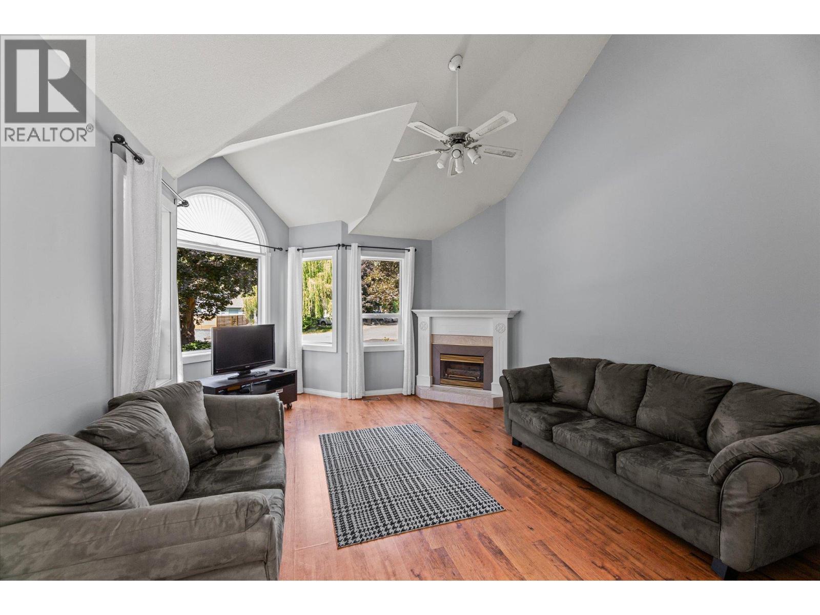1881 Portland Place, Kelowna, BC - Indoor Photo Showing Living Room With Fireplace