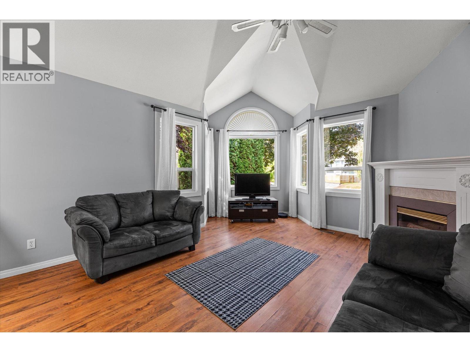 1881 Portland Place, Kelowna, BC - Indoor Photo Showing Living Room With Fireplace