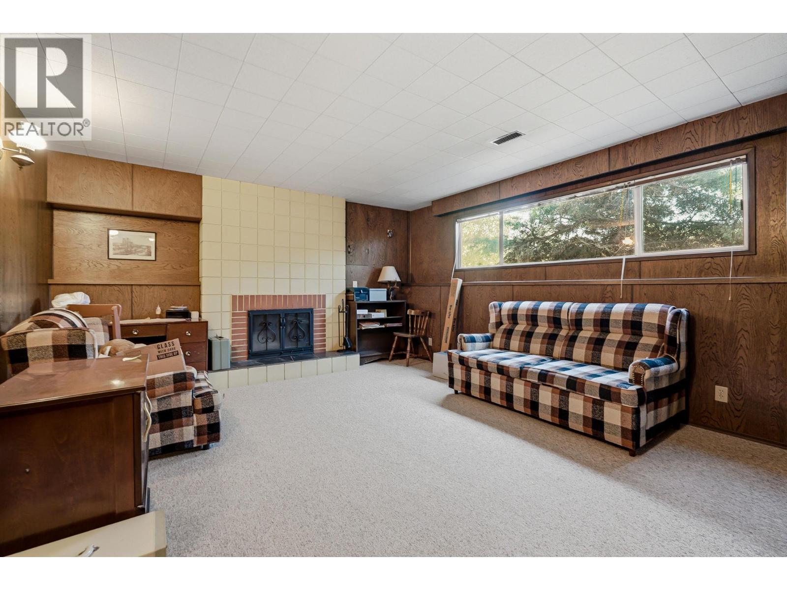 1485 Brentwood Road, West Kelowna, BC - Indoor With Fireplace