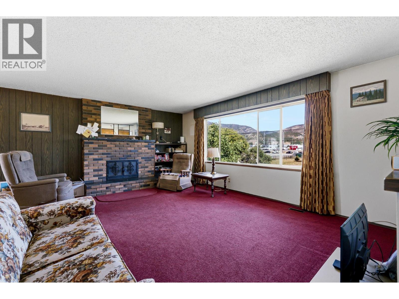 1485 Brentwood Road, West Kelowna, BC - Indoor Photo Showing Living Room With Fireplace