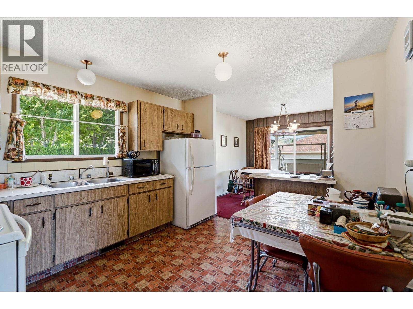 1485 Brentwood Road, West Kelowna, BC - Indoor Photo Showing Kitchen With Double Sink