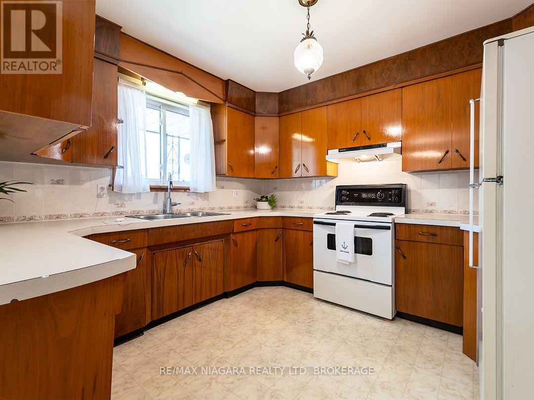 167 Wellington Street, Port Colborne (Killaly East), ON - Indoor Photo Showing Kitchen With Double Sink