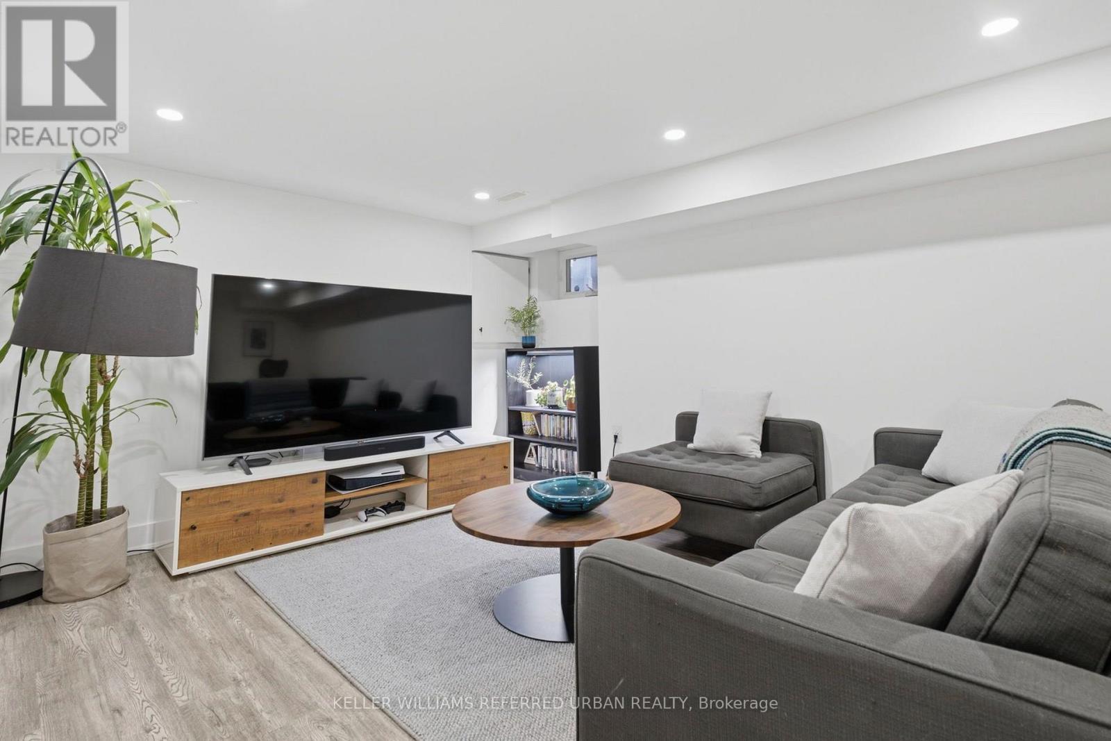 21 Millbrook Crescent, Toronto, ON - Indoor Photo Showing Living Room