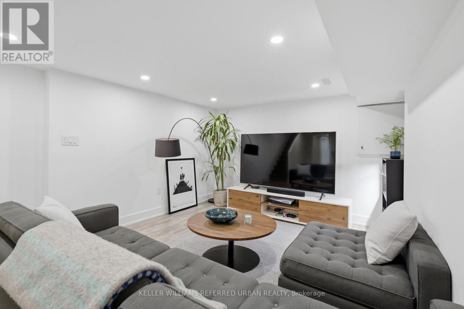 21 Millbrook Crescent, Toronto, ON - Indoor Photo Showing Living Room