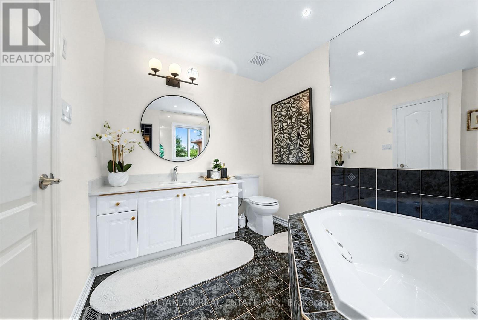 45 Mistleflower Court, Richmond Hill, ON - Indoor Photo Showing Bathroom