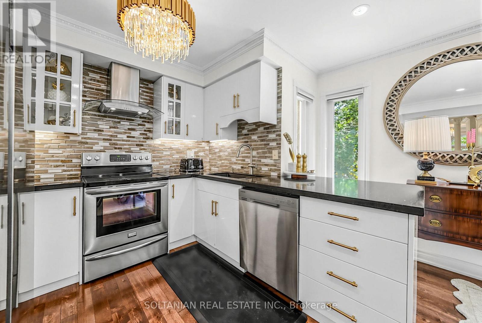 45 Mistleflower Court, Richmond Hill, ON - Indoor Photo Showing Kitchen With Stainless Steel Kitchen With Upgraded Kitchen