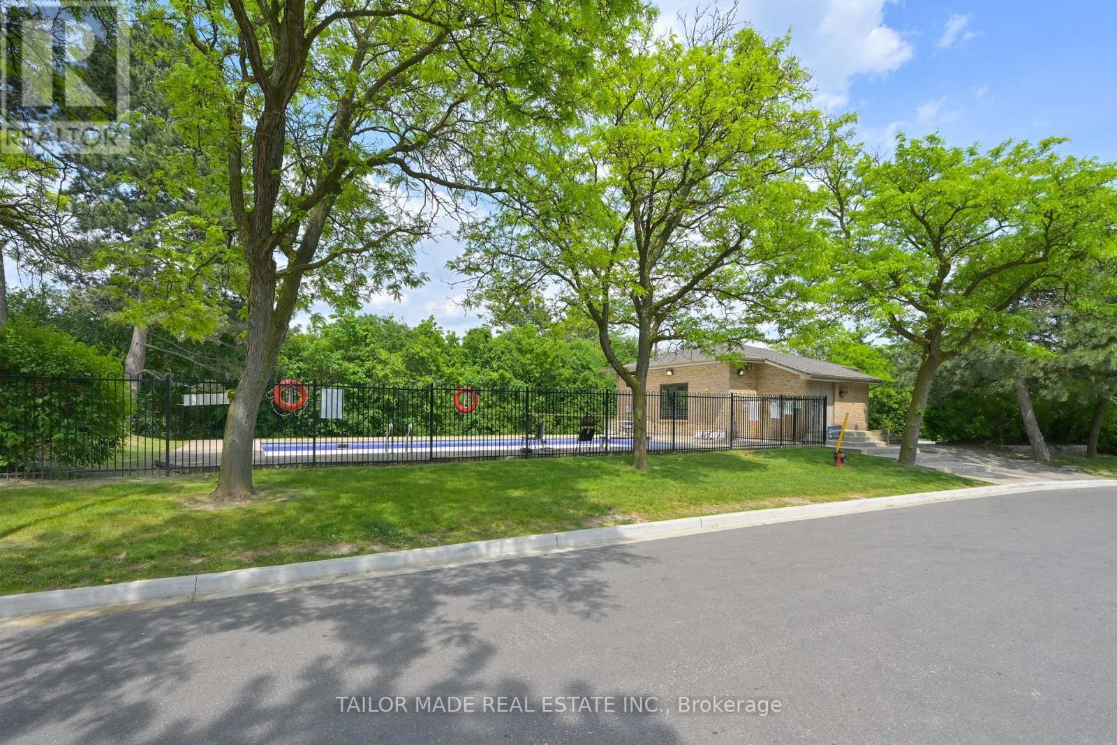 Outdoor pool for residents - 79 - 79 Guildford Crescent, Brampton, ON - Outdoor