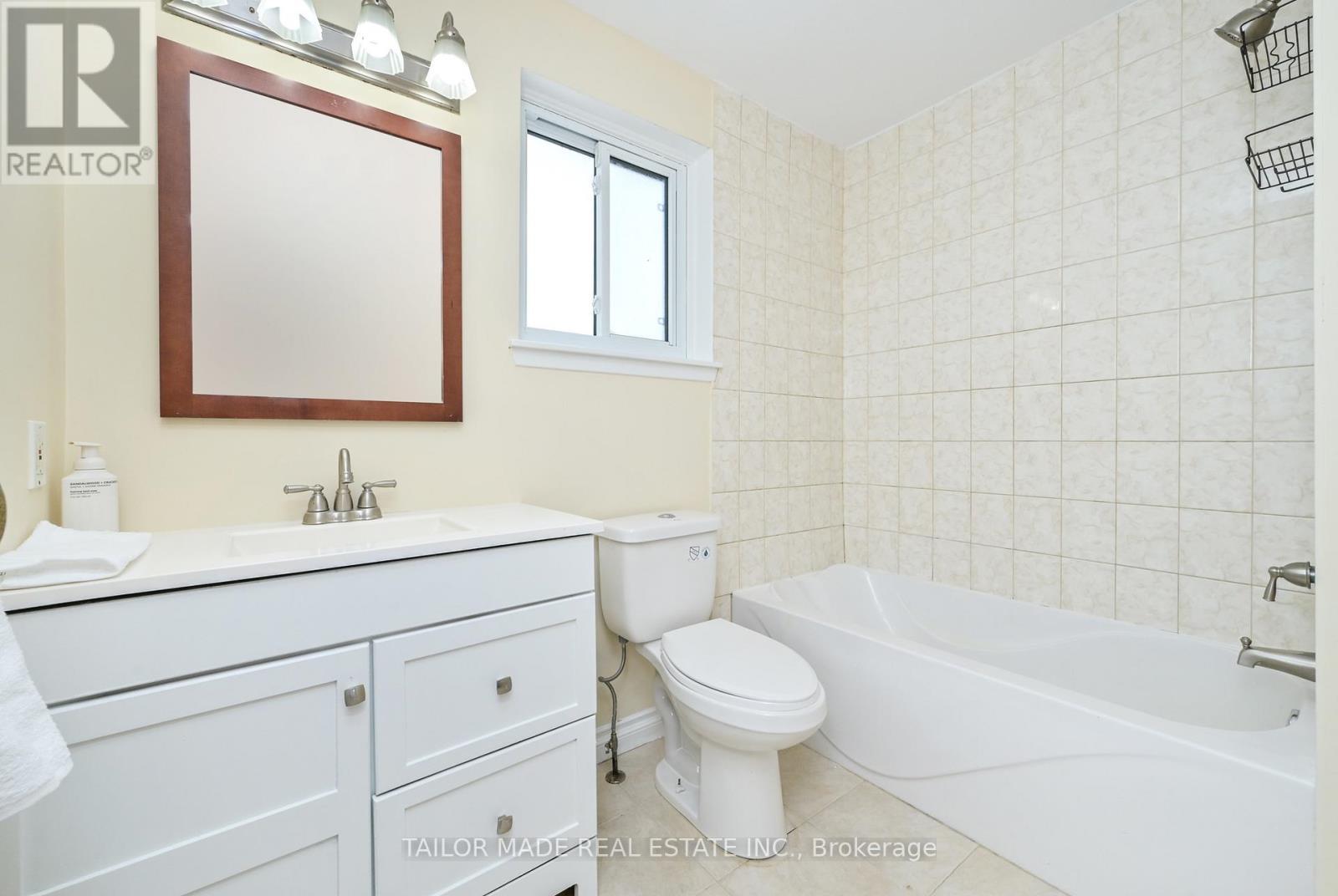 Main washroom - 79 - 79 Guildford Crescent, Brampton, ON - Indoor Photo Showing Bathroom