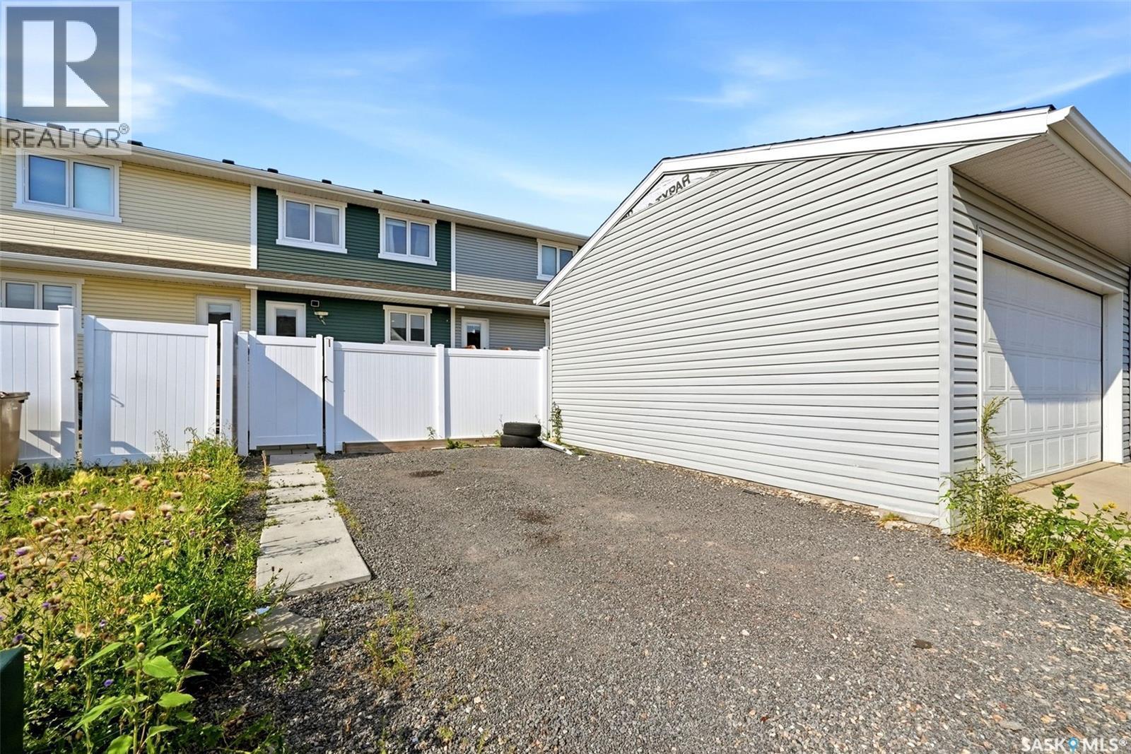 5669 Cederholm Avenue, Regina, SK - Outdoor