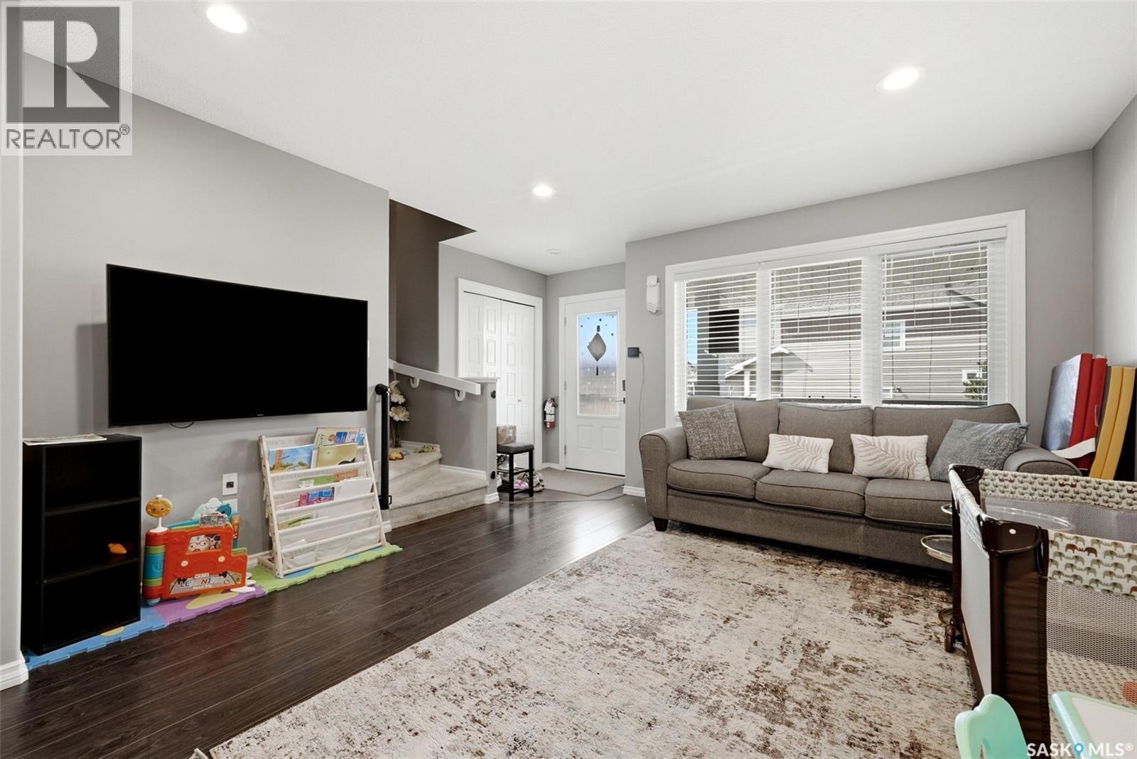 5669 Cederholm Avenue, Regina, SK - Indoor Photo Showing Living Room