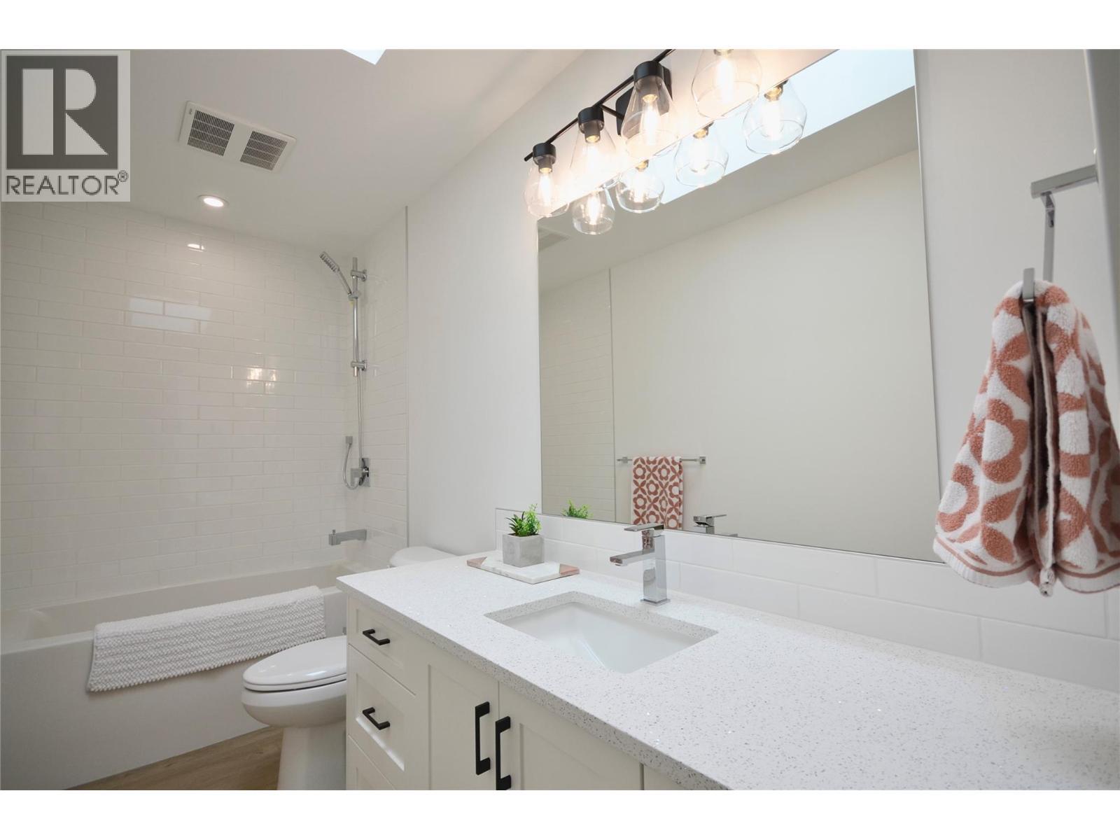 Main Bathroom with tile tub surround and quartz counters - 8900 Jim Bailey Road Unit# 126, Kelowna, BC