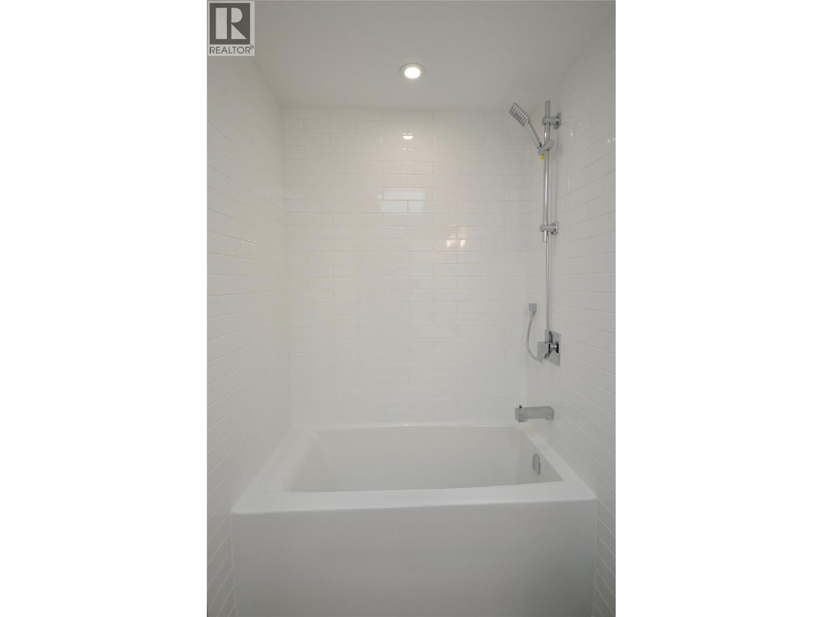 Tile tub surround - 8900 Jim Bailey Road Unit# 126, Kelowna, BC